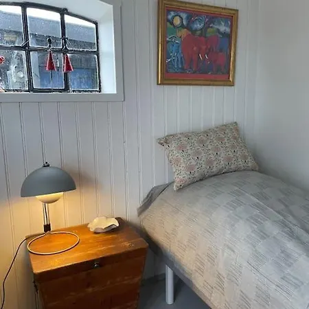 Vaerelse I Historisk Hus Med Sjael Og Atmosfaere Lägenhet Helsinge